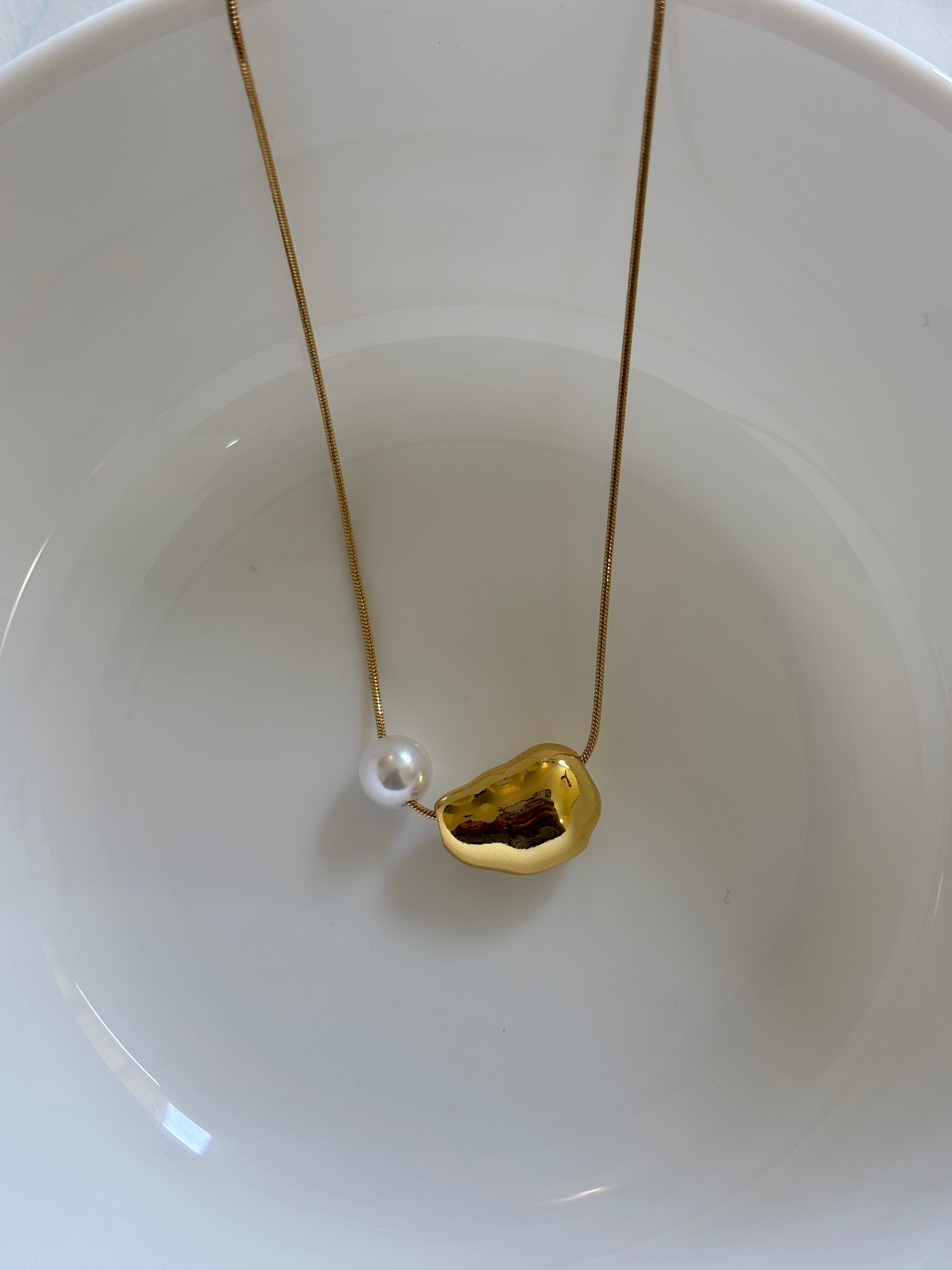 Zave Asymmetrical Pearl and Gold Pebble Necklace