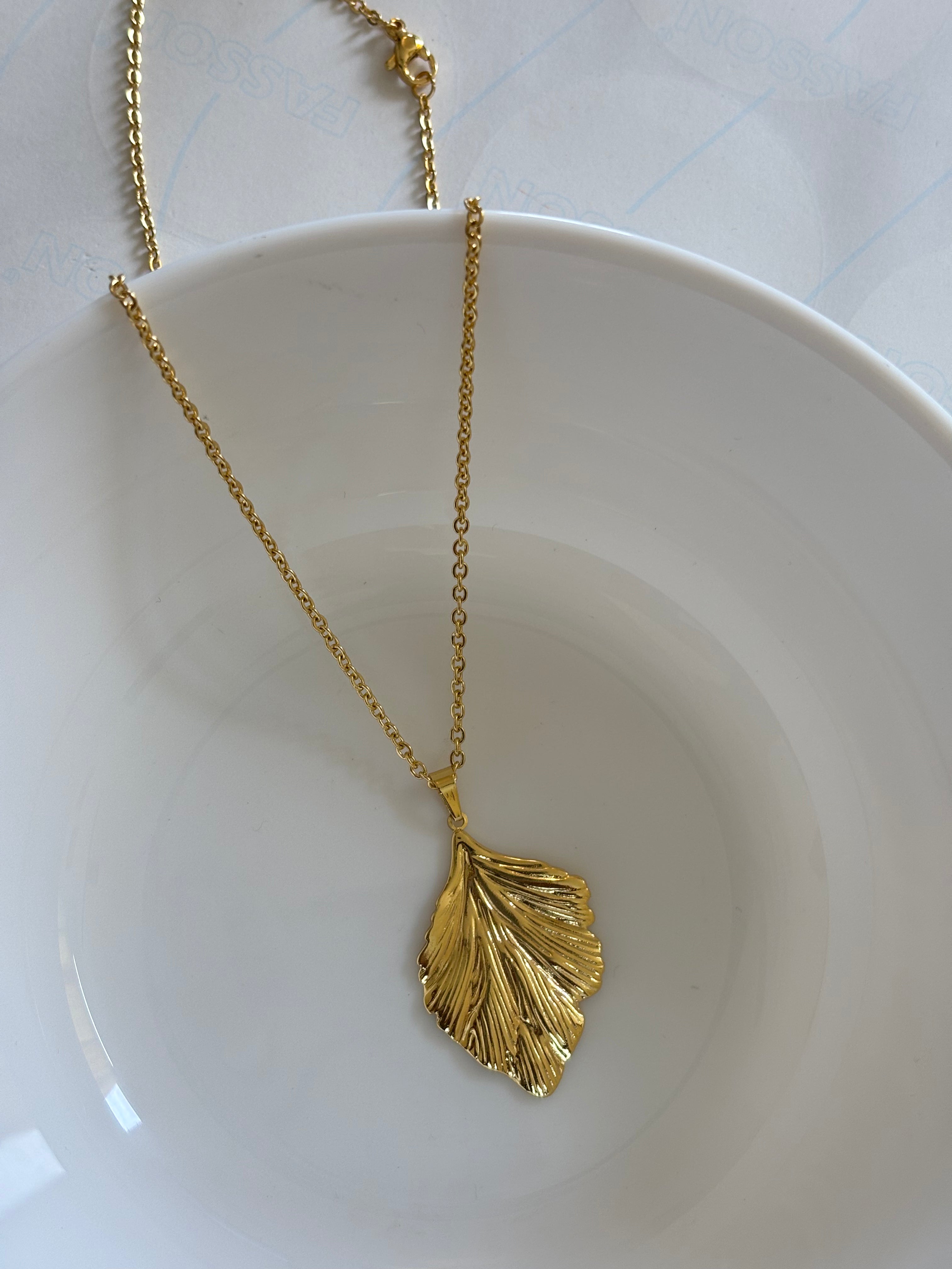 Zave Leaf Pendant Necklace